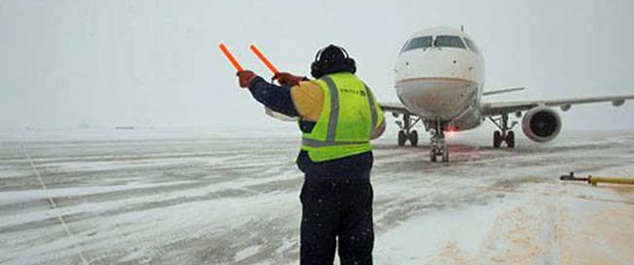 Flieger von United Airlines im Schneesturm: Die Airline sucht noch immer Kurzstreckenflieger.