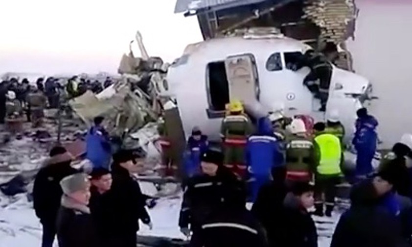 Fokker 100 von Bek Air hatte beim Start Probleme