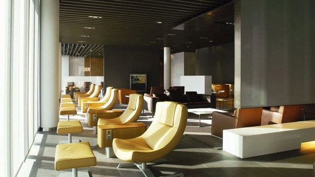Platz 5: Lufthansa First Class Terminal, Frankfurt. Fast eine Art Luftfahrt-Geheimnis. Hier haben Passagiere ihre Ruhe. Es gibt sowohl die Möglichkeit, ein Bad zu nehmen, als auch viele Bereiche, in denen Geschäftsreisende ihre Arbeit erledigen können.