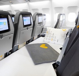 Dicke Matratze, Kissen, Decke Kopfstütze - aus drei Sitzen wir eine Art Bett.