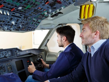 Piloten in einem Cockpit: Die Easa schickt Testpersonal regelmäßig für die Zulassung neuer Flugzeuge um die Welt.