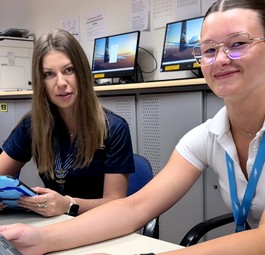 5 Uhr: Die Fluglehrerin und Schülerin Carla Kache besprechen ihren heutigen Flug.