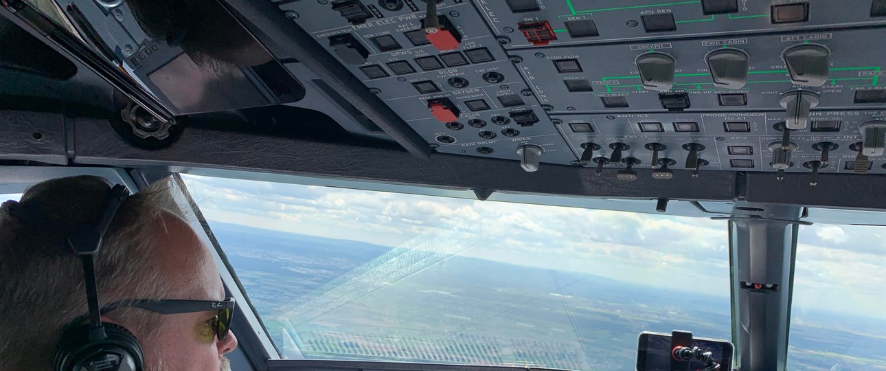 Claus Harder im Cockpit: Viel zu tun auf dem Weg nach Faro.