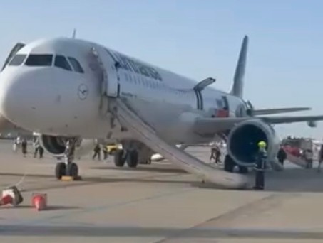 Der Airbus A321 Neo von Lufthansa bei der Evakuierung: Starker Geruch nach Kerosin.