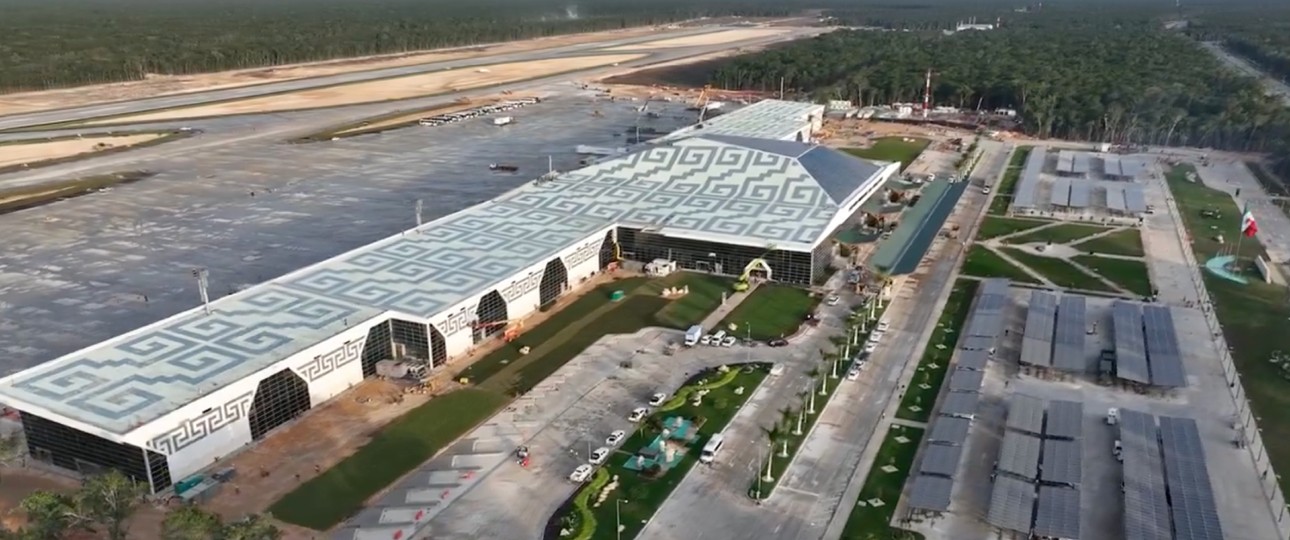 Airport Tulum aus der Luft: Hießt offiziell Aeropuerto Internacional Felipe Carrillo Puerto.