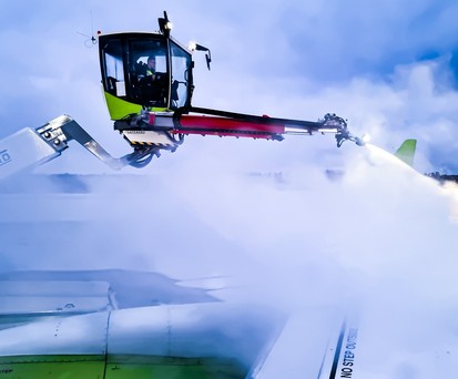 Air Baltic A220 Enteisung