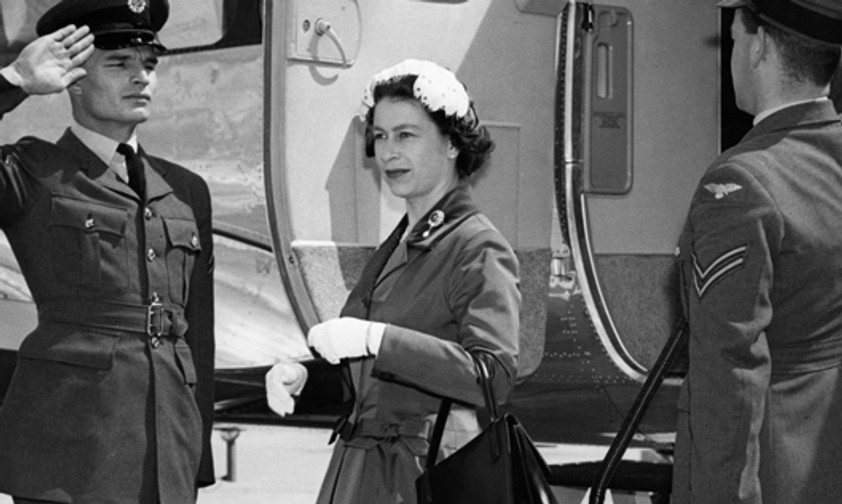 Queen Elizabeth II trifft 1958 am Flughafen Gatwick ein.