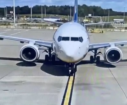 Ryanair-Boeing in Stansted: Die EI-EGD wird von einem Catering-Fahrzeug gerammt.
