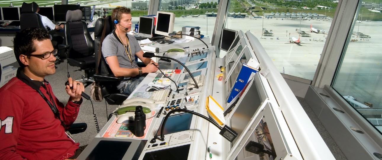 Fluglotsen im Kontrollturm von München: Die DFS verliert wegen der Corona-Krise Hunderte Millionen an Einnahmen.
