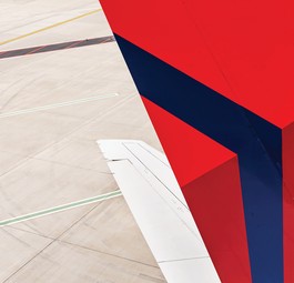 Leitwerk eines Delta-Jets: Ein Reisender gelangte mit abfotografierter Bordkarte ins Flugzeug.