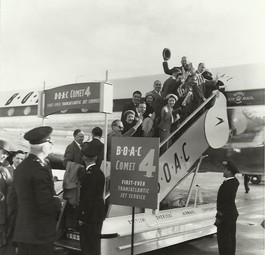 Passagiere steigen am 4. Oktober 1958 in die De Havilland Comet 4.