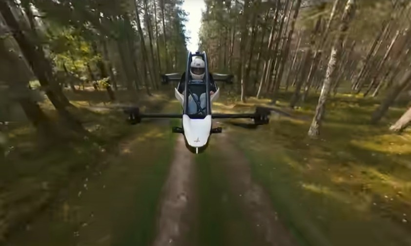 Jetson One im Flug: Inspiriert von Star Wars schwebt das elektrische Flugmotorrad über der Erde.