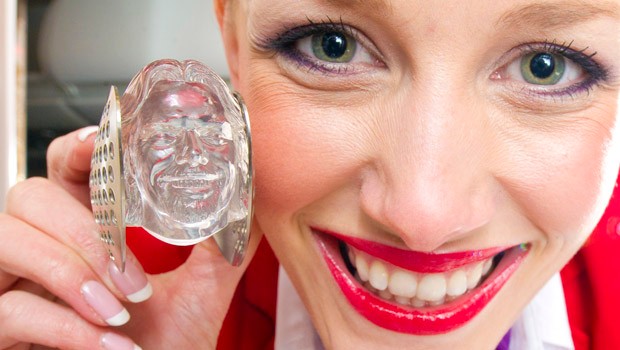 Virgin-Stewardess mit Eiswürfel in Form von Richard Branson: Firmengründer ändert Strategie.