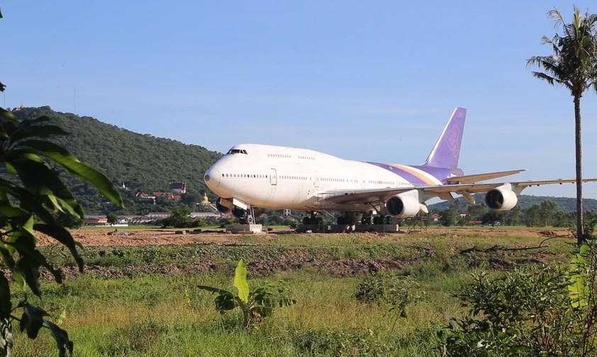 Eine Boeing 747 auf einem Feld in Thailand: Der Jet mit der Bemalung von Thai Airways ...