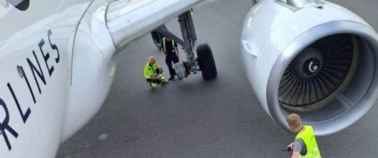 Ein Airbus A320 von Brussels Airlines: Ein Techniker überprüft den geplatzten Reifen.