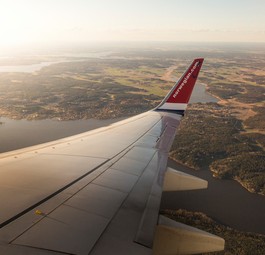 Flügel eines Norwegian-Jets: Die Airline ist von der Krise hart getroffen.