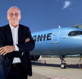La-Compagnie-Chef Christian Vernet vor einem Airbus A321 Neo: Künftig folgt auch mindestens ein A321 XLR.
