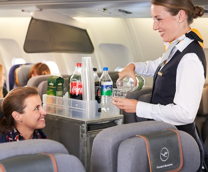 Service in der Premium Economy von Lufthansa: Erste Testflüge mit dem neuen Konzept starten im April ab München.