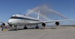 Wassersalut nach der letzten Mission der DC-8 der Nasa: Das Flugzeug ...