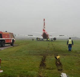 Jet von Air Berlin schießt in Sylt über Piste hinaus