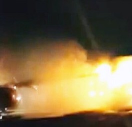 Flugzeuge stoßen in Indonesien auf Piste zusammen