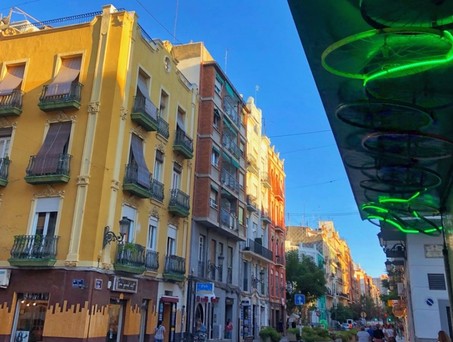 Cooles Quartier in Valencia: Letzte Sonnenstrahlen streicheln die Calle de Cuba im Viertel Ruzafa.