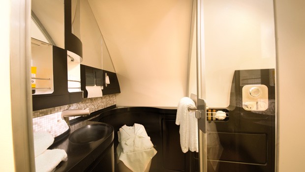 Anschliessend befindet sich das private Badezimmer. Es bietet eine eigene Dusche. So viel Luxus gibt es sonst nur im Privatjet.