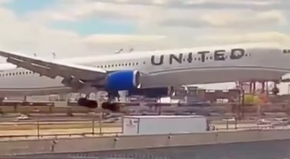 Der Moment vor der Berührung: Die Boeing 767 von United fliegt extrem niedrig an.