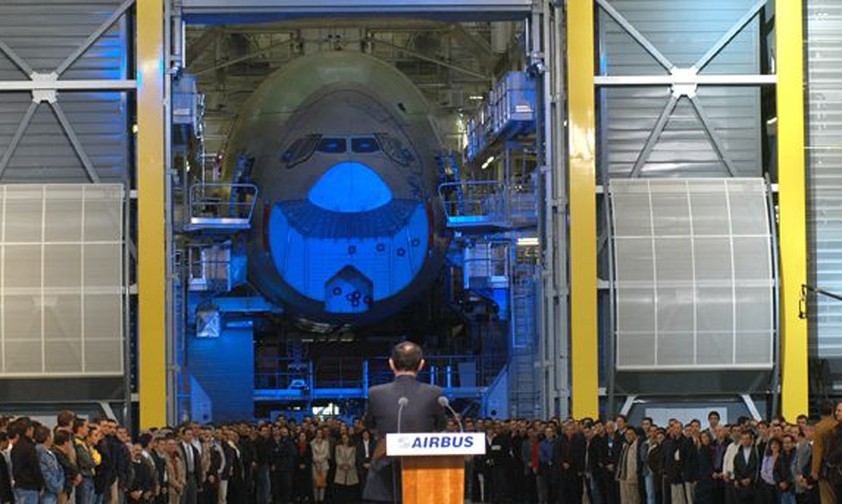 Der französische Premierminister Jean-Pierre Raffarin eröffnet im Mai 2004 feierlich die A380-Produktion bei Airbus in Toulouse.