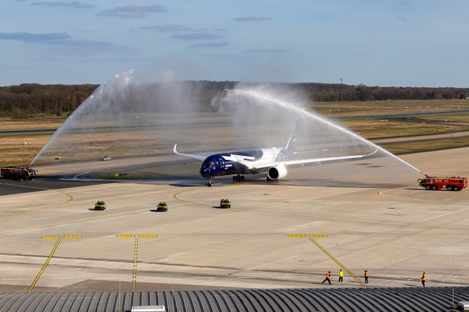 ... mit einem Wassersalut ...