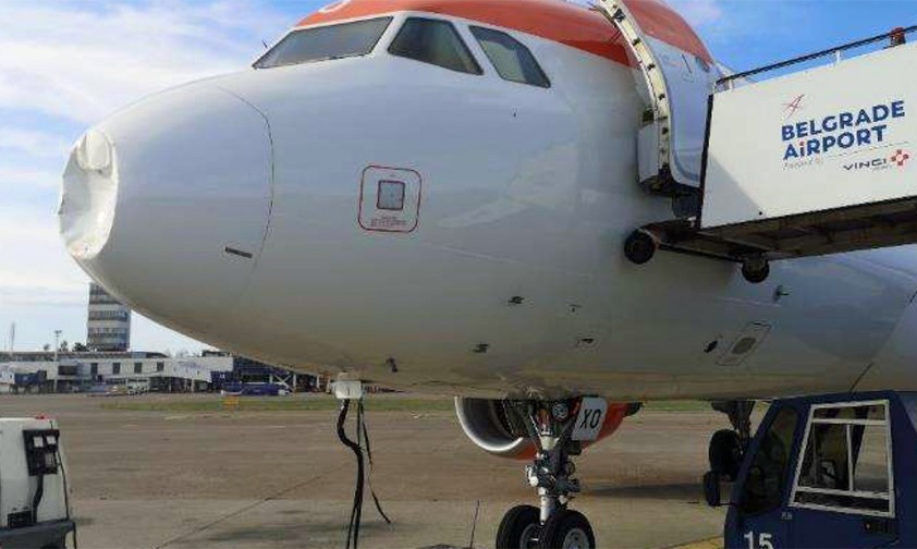 Der Airbus A320 von Easyjet nach der Landung in Belgrad: Deutliche Delle.
