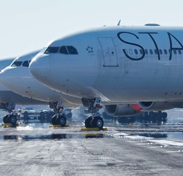 Auf Startbahn abgestellter Airbus A340: Flieger können etwa die Sicht auf wichtige Markierungen erschweren.