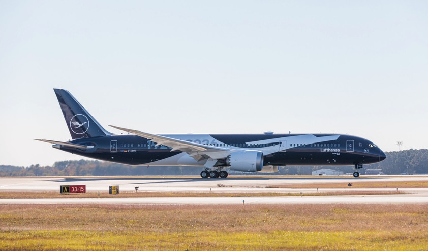 Boeing 787 mit Kennzeichen D-ABPU: Sonderlackierung.