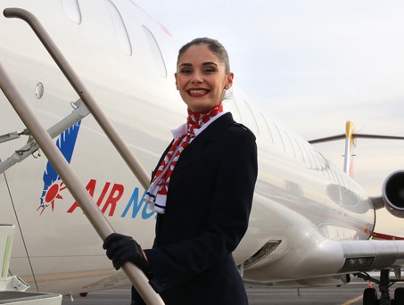 Flugbegleiterin vor Bombardier-Jet von Air Nostrum:  Entscheidet sich die Airline für andere Flugzeuge?