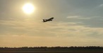 Jet startet - zu sehen vom Fernbahnhof des Airport Düsseldorf: Weniger Inlandsflüge.