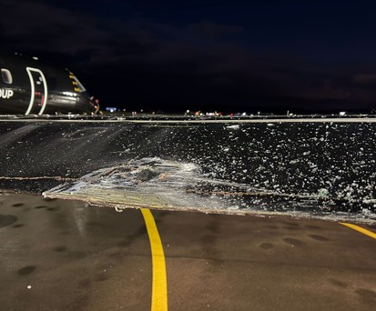 Embraer ERJ-135 von Travelcoup: Das Flugzeug ist mit einem Bodenfahrzeug kollidiert.