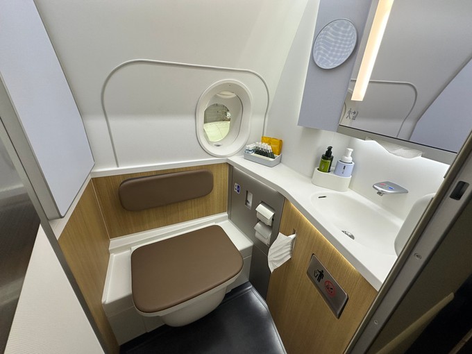 Und das WC für die Premium-Reisenden. 