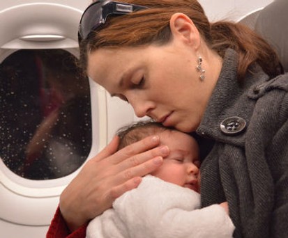 Diese Mutter reist mit ihrem frischgeborenen Säugling: Babys als Sitznachbarn zu haben, kann anstrengend sein.