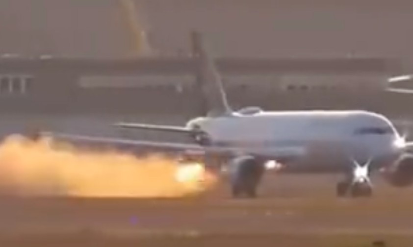 Funken aus dem Triebwerk: Der Flieger musste dennoch abheben.