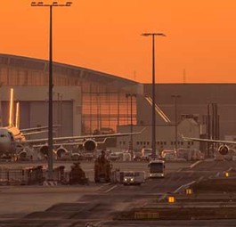 Cargo City Süd in Frankfurt bei Sonnenuntergang.