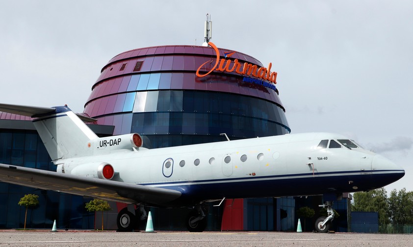 Eine abgestellte Yakovlev Yak-40 auf dem Vorfeld des Jurmala Airport.
