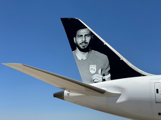 ... auf der anderen der verurteilte Fußballer Amir Nasr-Azadani