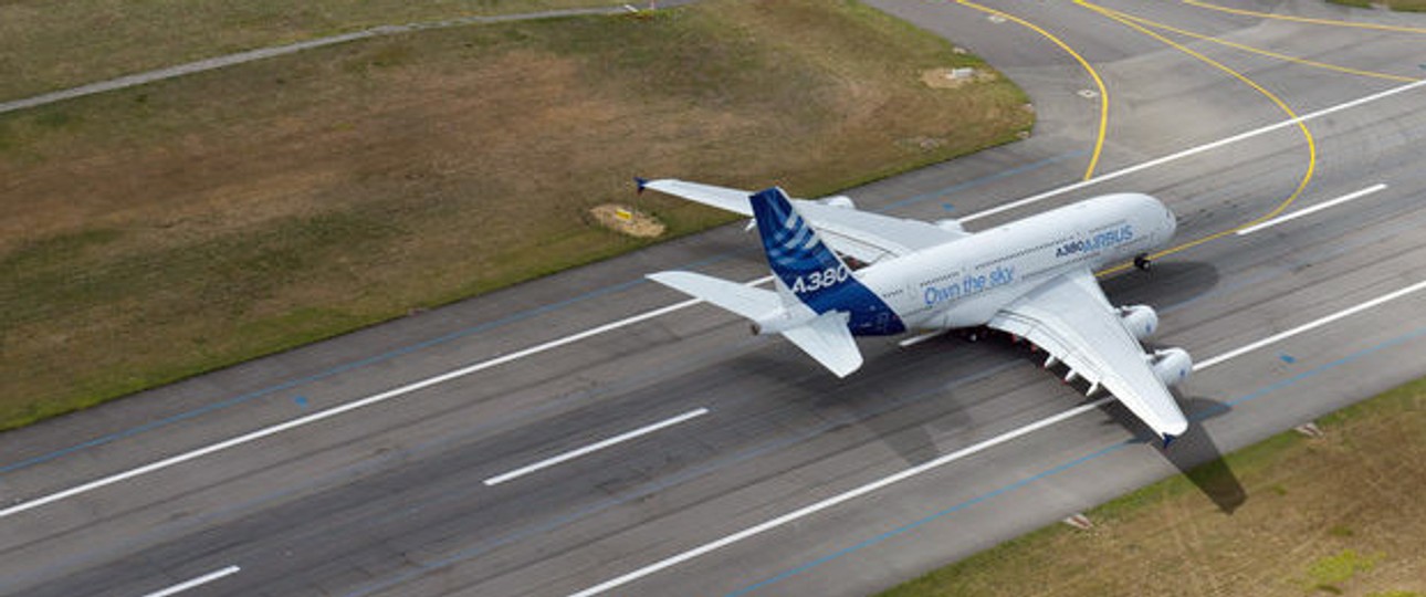 Airbus A380 auf dem Runway: Die Flieger müssen überprüft werden.