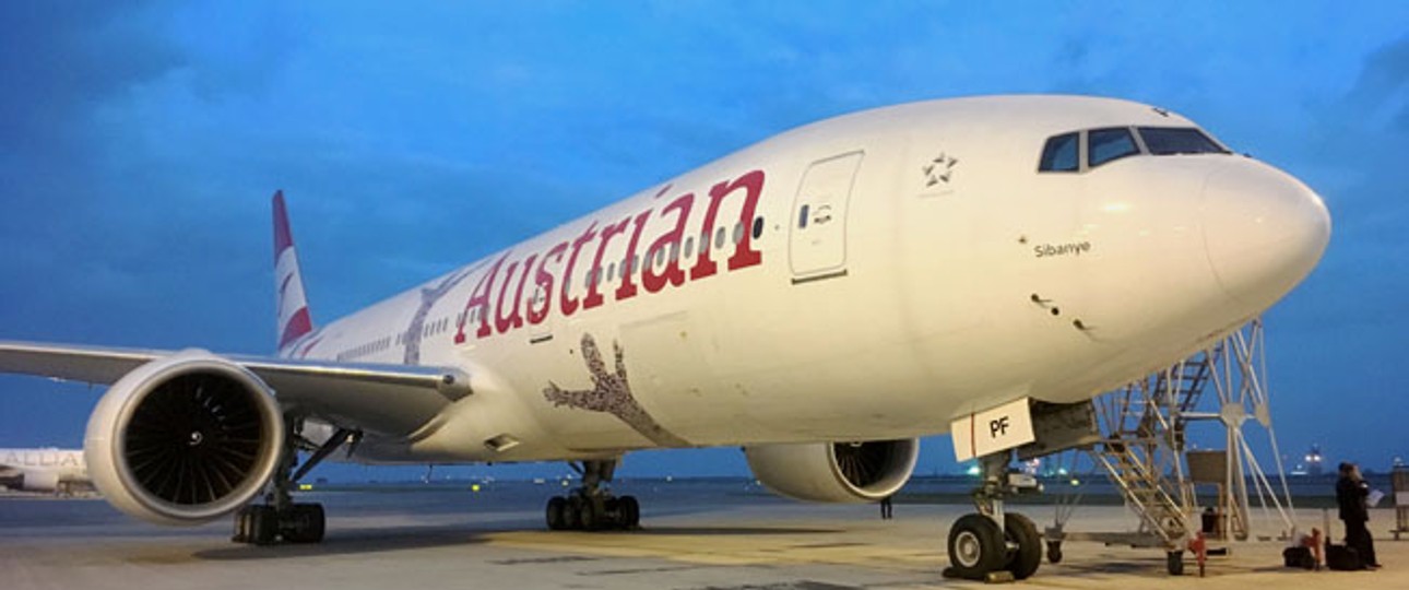 Die Boeing 777 OE-LPF in Hongkong, wo die die 17-jährige Maschine in den letzten Monaten generalüberholt worden ist.