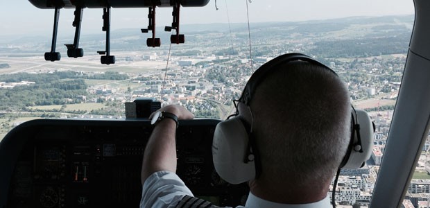 Das Cockpit enthält viel moderne Technik. Der Zeppelin wird elektronisch gesteuert (Fly By Wire). Bedient wird die Steuerung mit einem Steuerknüppel (Sidestick).