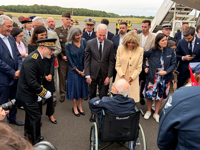 Arthur Rose war der älteste Passagier - mit 107 Jahren. Begrüßt wurde er von der französischen Präsidentengattin Brigitte Macron und US-Botschafter Charles Kushner.