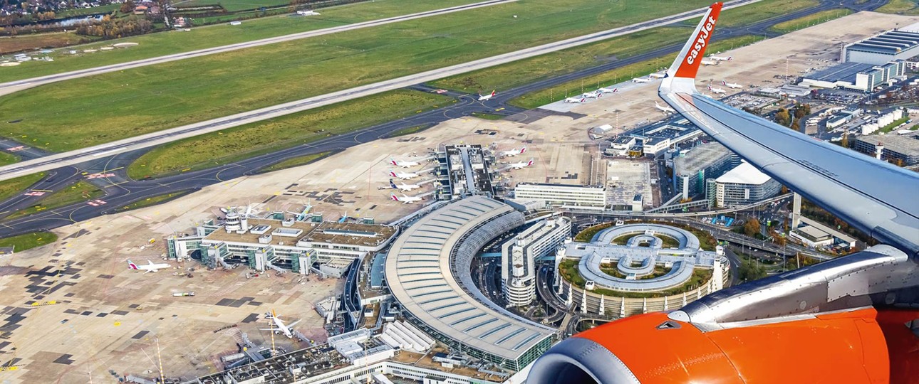 Easyjet-Flieger über dem Flughafen Düsseldorf (Montage): Künftig wieder zu sehen.