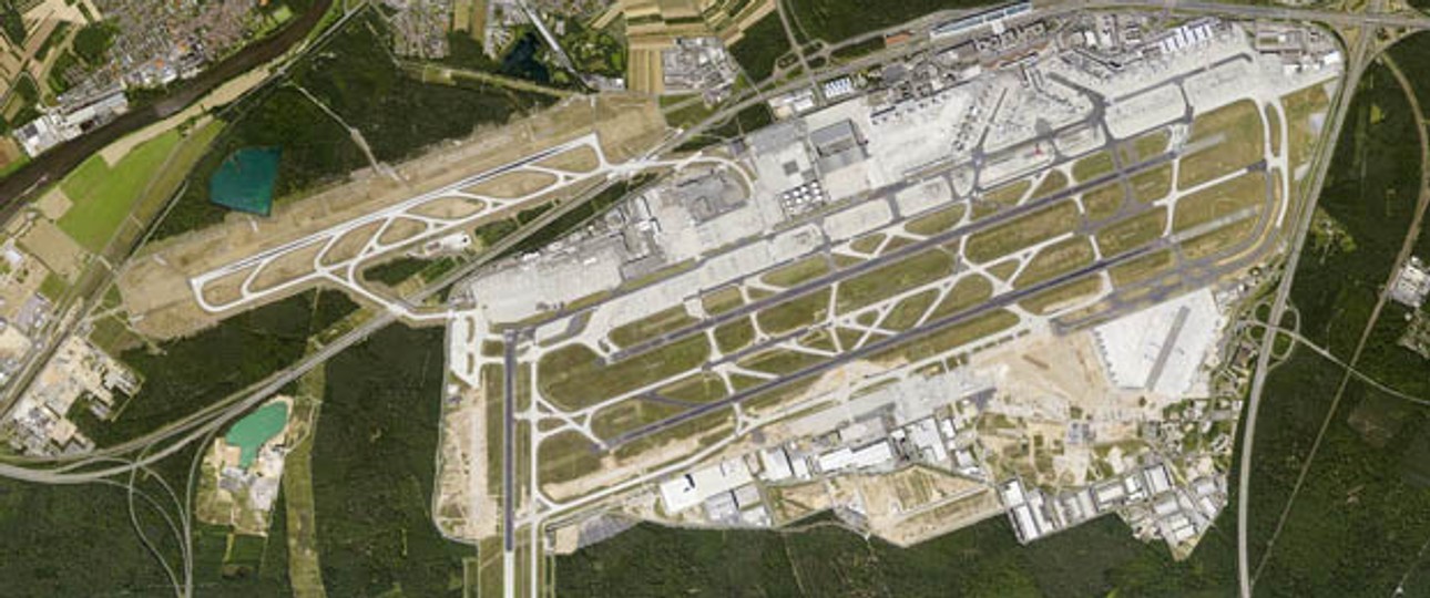 Der Flughafen Frankfurt braucht mehr Platz für Passagiere. Deshalb baut er das neue Terminal 3. Es liegt im Süden des Airports, hauptsächlich auf dem Gelände der 2005 geschlossenen amerikanischen Luftwaffenbasis Rhein-Main Air Base.