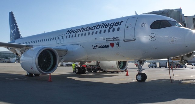 Lufthansas Airbus A320 Neo mit dem Kennzeichen D-AINZ und Spezialbeklebung in der Münchner Sonne: Der Jet ...