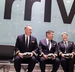 Das Pilotenteam von QF9 mit Dreamliner-Chefpilotin Lisa Norman (dritte von links) bei der Ankunft in Heathrow: Nach 17 Stunden in London gelandet.